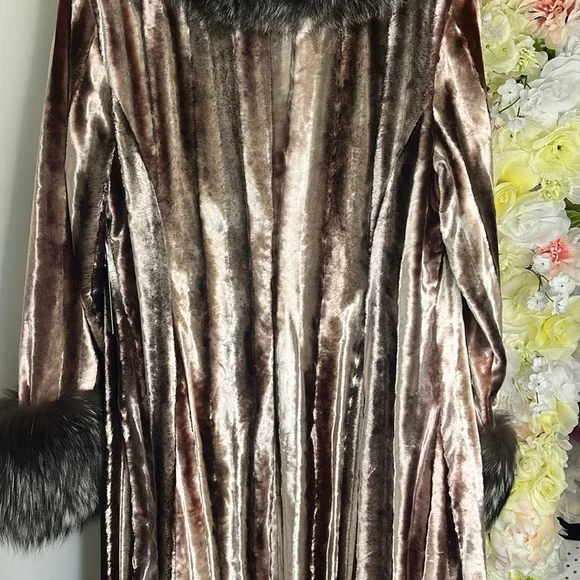 Pamela Dennis Brown Velvet Coat with Fox Fur Trim - Picture 7 of 12
